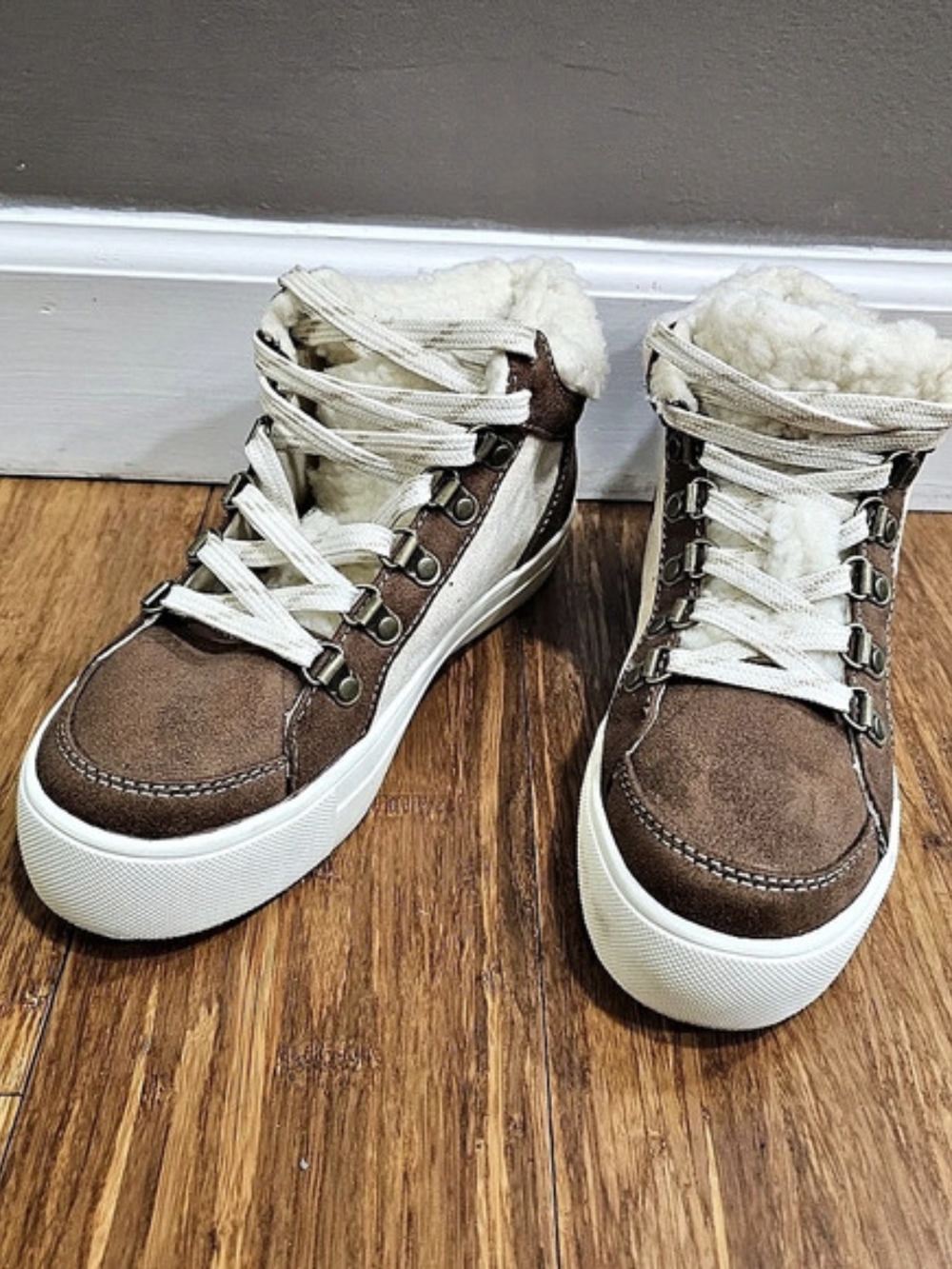 American Eagle Women's US 6 Sherpa Faux Suede Platform High Top Sneaker Boots